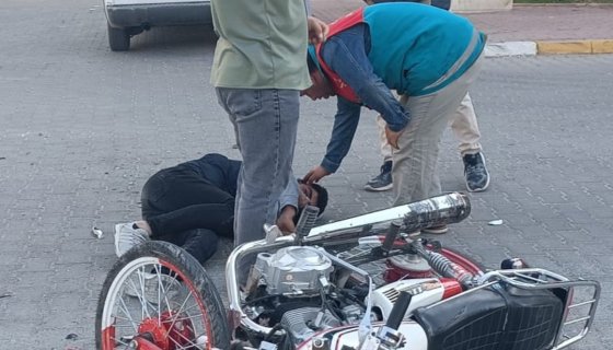 Şanlıurfa'da Motosiklet ile Hafif Ticari Araç Kazası: 1 Yaralı 