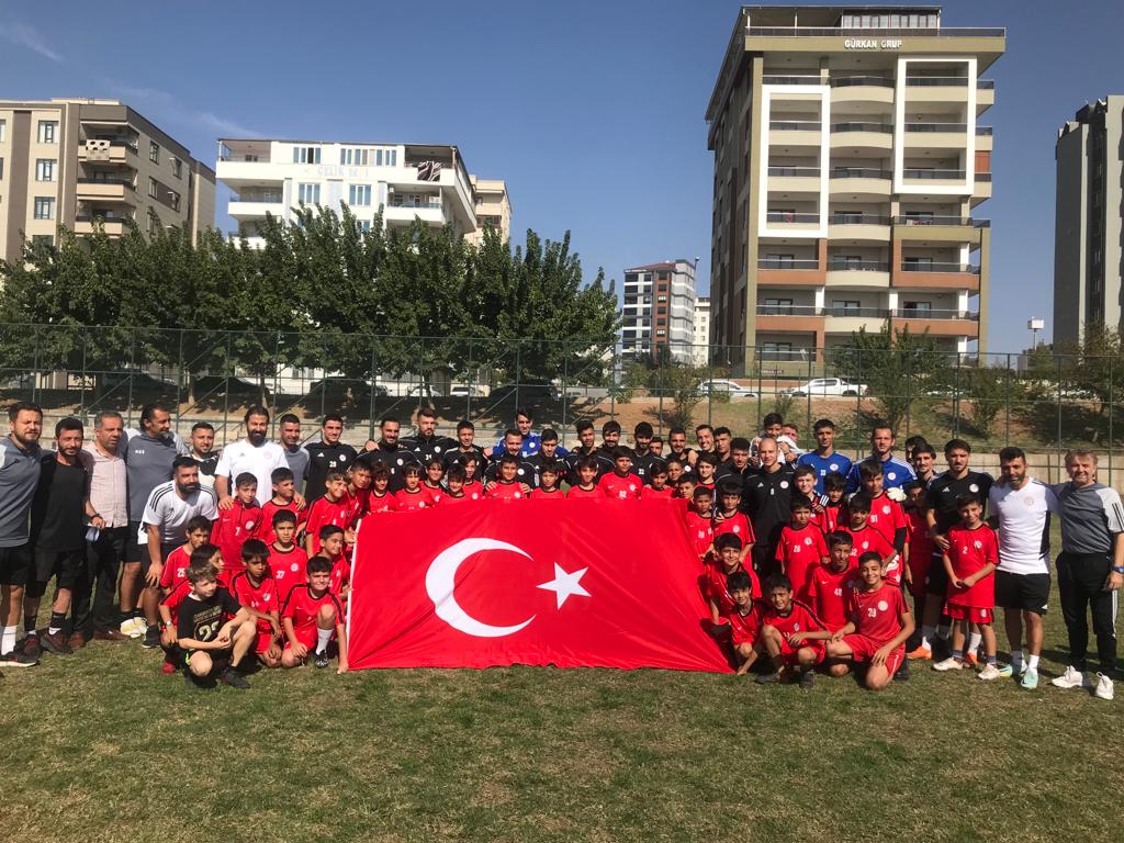 Karaköprüspor'dan Miniklere Cumhuriyet Sürprizi