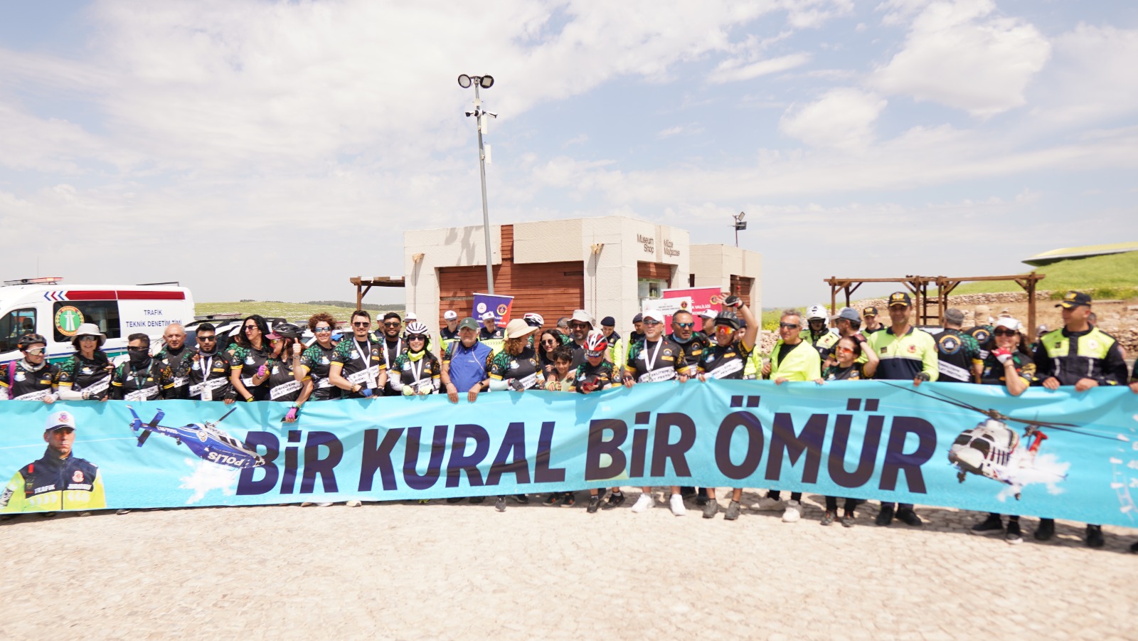 ŞANLIURFA’DA PEDALLAR TARİHE DÖNDÜ: 250 SPORCUYLA ULUSLARARASI BİSİKLET FESTİVALİ