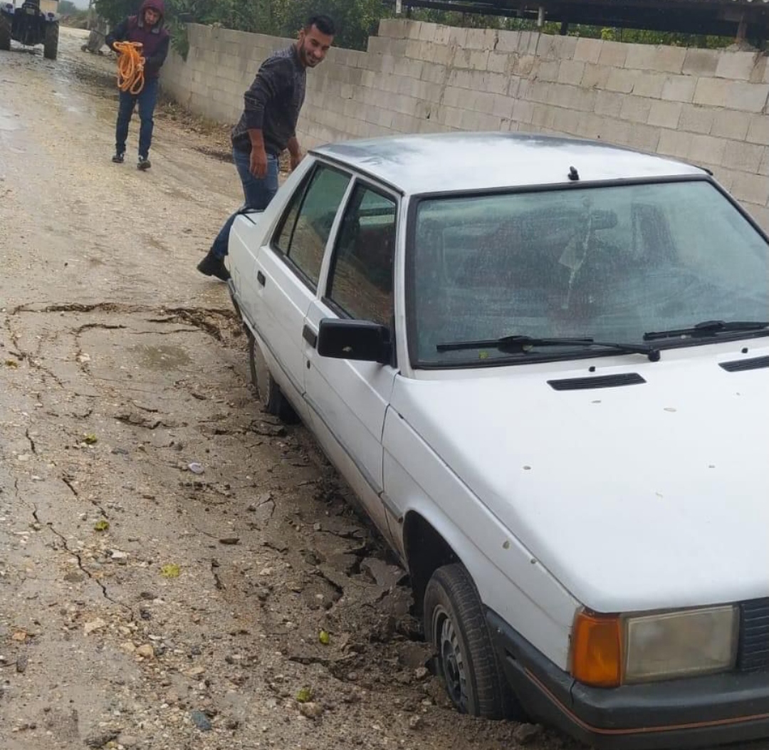 Birecik'te Otomobil Çöken Yola Düştü 