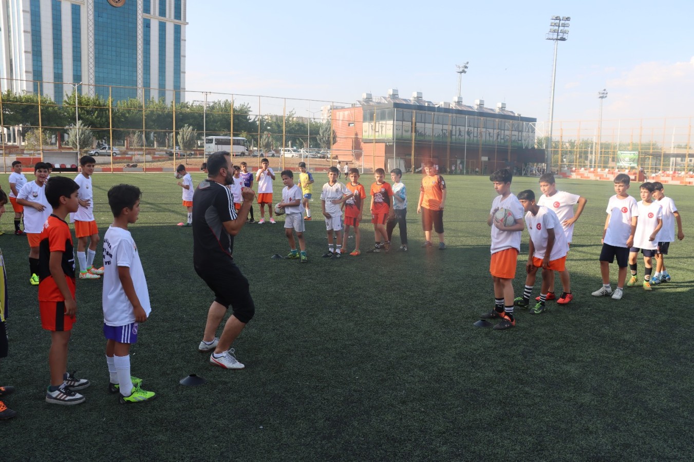 Urfalı Çocuklara Futbol Okulu