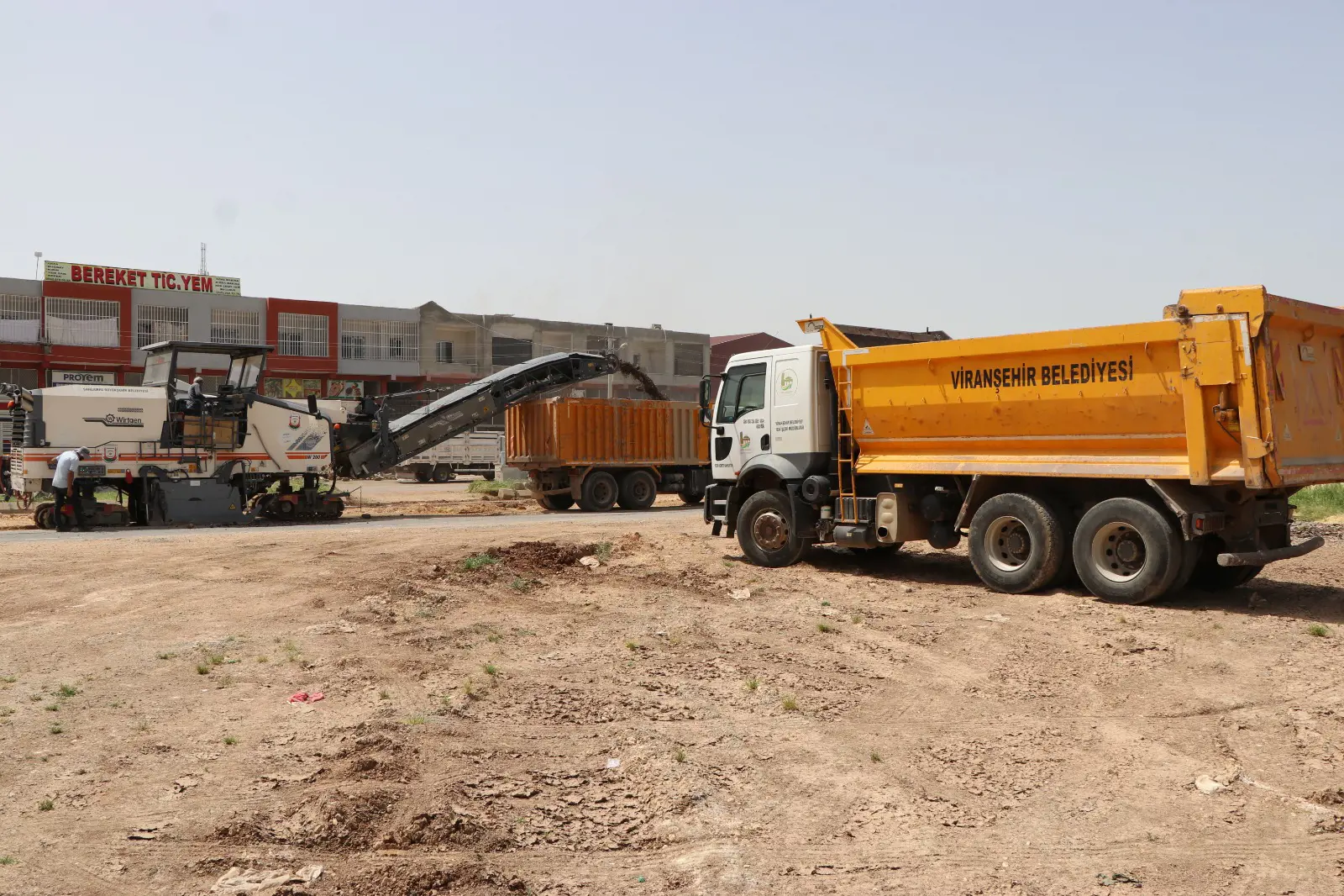 VİRANŞEHİR’DE BUĞDAY PAZARI YOLU SICAK ASFALTLA YENİLENİYOR