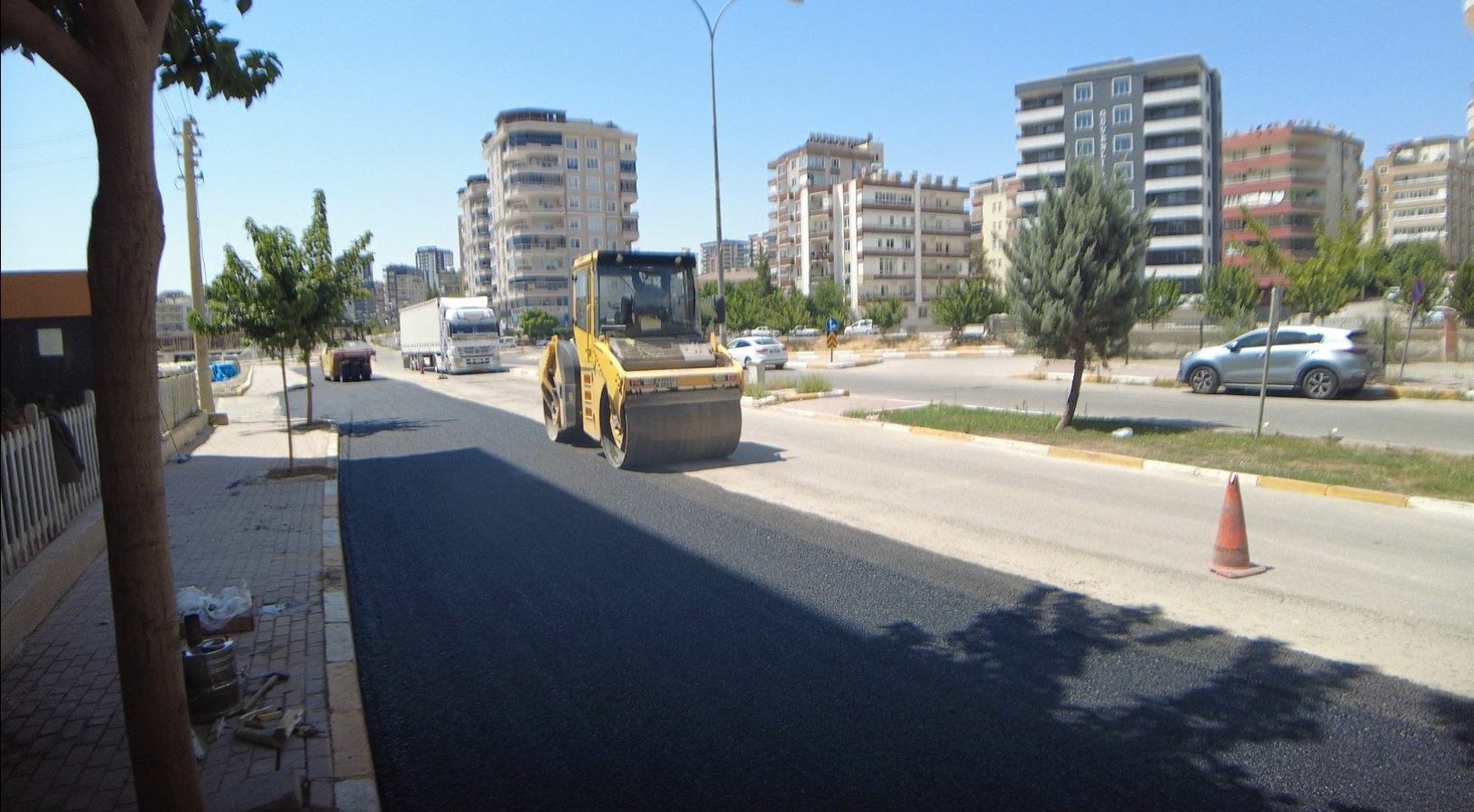 Karaköprü'de Kara Asfalt Serimi Sürüyor