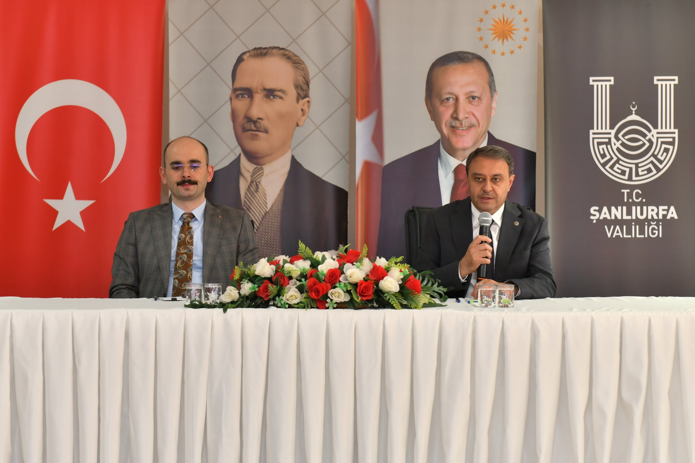 İlçe ziyaretlerini sürdüren Şanlıurfa Valisi Hasan Şıldak, İl Jandarma Komutanı Tuğgeneral Mücahit Avkıran ve İl Emniyet Müdürü Erdem Bildirici ile birlikte Suruç'ta temaslarda bulundu.